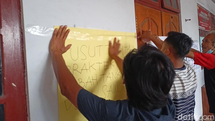Warga Desa Sawoo Ponorogo saat mendemo balai desa setahun lalu.