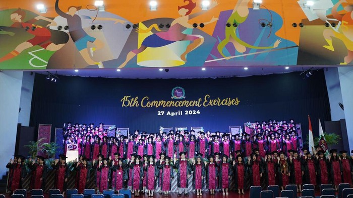 Wisuda SMA BINUS SCHOOL Serpong, 27 April 2024 di Sjuman Hall, BINUS SCHOOL Serpong, Tangerang Selatan.