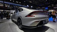 Wuling Starlight EV ini memiliki dimensi panjang 4.835 mm, lebar 1.860 mm, dan tinggi 1.515 mm dengan jarak sumbu roda 2.800 mm. Foto: (Muhammad Hafizh Gemilang/detikOto)
