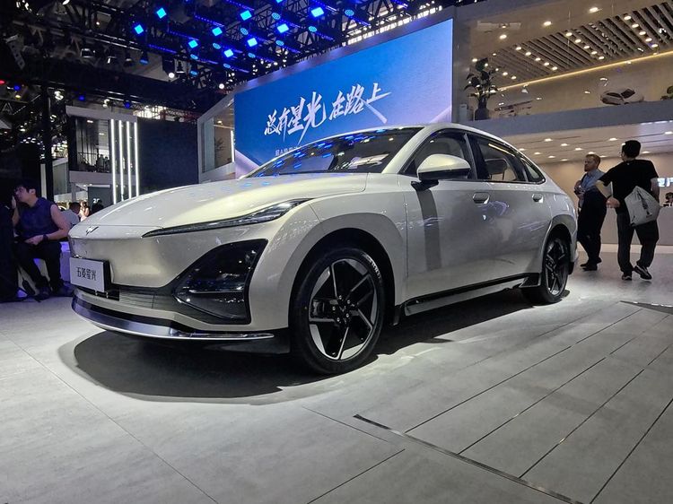 Melihat Lebih Dekat Sedan Wuling Starlight