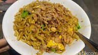 Di Muara Karang ada Warmindo unik yang jualannya di halte bis. Di sini mie instannya digoreng dua kali dan diberi sambal pedas yang bikin nagih. Foto: detikFood/Site