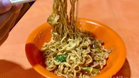 Sajikan Mie Bangladesh yang nyemek dan sedikit berkuah, Warung Bang Hen di kawasan Sunter ini laris manis. Foto: detikFood/Site