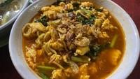 Melipir sedikit ke Bogor, ada Warkop Tampomas yang viral dengan menu Indomie nyemeknya yang dibeli banyak orang. Foto: detikFood/Site