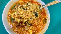 Di Warkop Pancong Lumer yang ada di Stasiun Gondangdia, wajib pesan Indomie nyemeknya yang bikin nagih. Foto: detikFood/Site