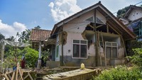 Warga membersihkan puing bangunan rumahnya yang roboh terdampak gempa di Desa Sukamulya, Kabupaten Ciamis, Jawa Barat, Minggu (28/4/2024).