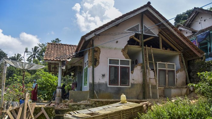 Warga menjemur pakaian di atap tembok bangunan yang roboh pascagempa di Desa Sukamulya, Kabupaten Ciamis, Jawa Barat, Minggu (28/4/2024). BPBD Ciamis mencatat sebanyak 22 rumah di 12 Kecamatan di Kabupaten Ciamis mengalami kerusakan akibat guncangan gempa bumi berkekuatan magnitudo 6.5 di barat daya Garut. ANTARA FOTO/Adeng Bustomi/rwa.