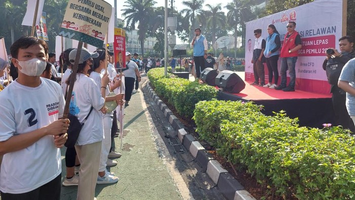 3 Relawan Capres Rekonsiliasi Tiga relawan dari berbagai paslon capres menggelar aksi rekonsiliasi relawan. Acara digelar di Car Free Day (CFD) Bundaran HI, Jakarta, Minggu (28/4).
