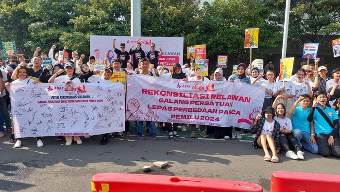 Tiga relawan dari berbagai paslon capres menggelar aksi rekonsiliasi relawan. Acara digelar di Car Free Day (CFD) Bundaran HI, Jakarta, Minggu (28/4).