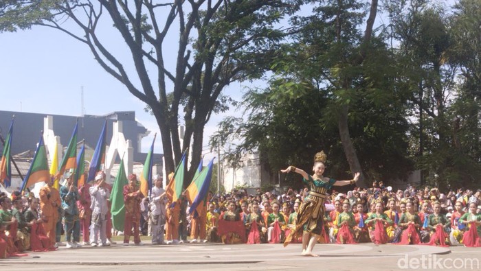 Acara Cimahi Menari yang diikuti 1.600 penari.