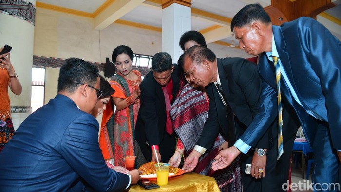 Acara martuppol dalam proses pernikahan suku Batak Toba. (Foto: Felicia Gisela Br Sihite).