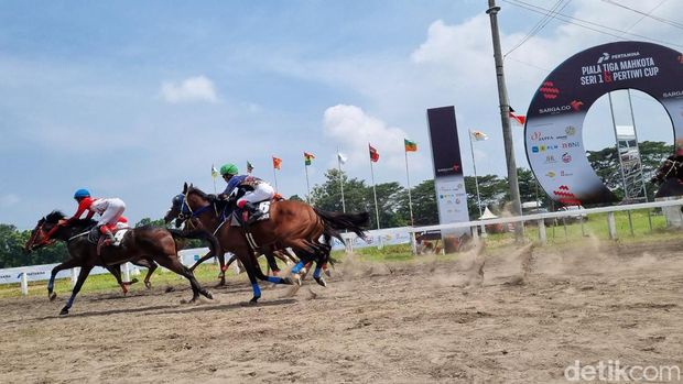Aksi 198 kuda berpacu di Piala Tiga Mahkota dan Pertiwi Cup di Bantul, Minggu (28/4/2024).