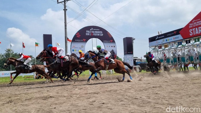 Aksi 198 kuda berpacu di Piala Tiga Mahkota dan Pertiwi Cup di Bantul, Minggu (28/4/2024).