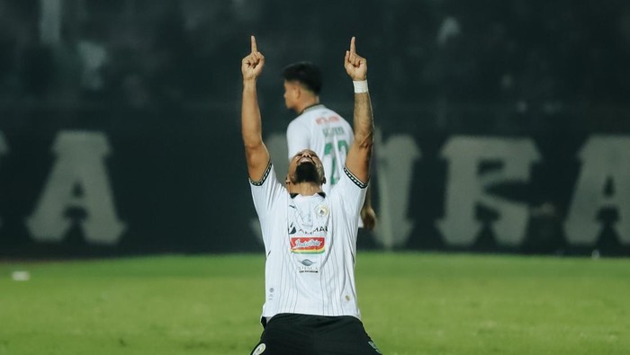 Aksi pemain PSS Sleman saat melawan Persik Kediri, Rabu (24/4/2024).