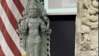 Terlihat, dua artefak itu didirikan di atas meja, di kanan dan kiri relief. Artefak itu berupa arca era Hindu-Buddha. Arca sebelah kiri lebih kecil ketimbang arca sisi kanan. Arca sebelah kiri mirip dengan patung Dewa Siwa, sedangkan arca sebelah kanan mirip dengan patung Buddha.
