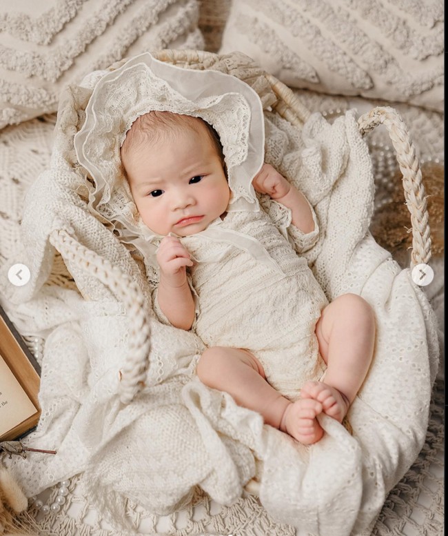 A little piece sent from heaven. May your journey through life be as beautiful and wondrous as you are, tulis Jessica Mila dalam unggahannya. Unggahan tersebut pun langsung banjir beragam komentar netizen. Tak sedikit yang menyebut jika baby Kyarra mirip sang ayah, Yakup Hasibuan. Foto: Instagram/@jscmila