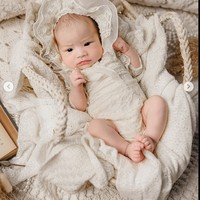 A little piece sent from heaven. May your journey through life be as beautiful and wondrous as you are, tulis Jessica Mila dalam unggahannya. Unggahan tersebut pun langsung banjir beragam komentar netizen. Tak sedikit yang menyebut jika baby Kyarra mirip sang ayah, Yakup Hasibuan. Foto: Instagram/@jscmila