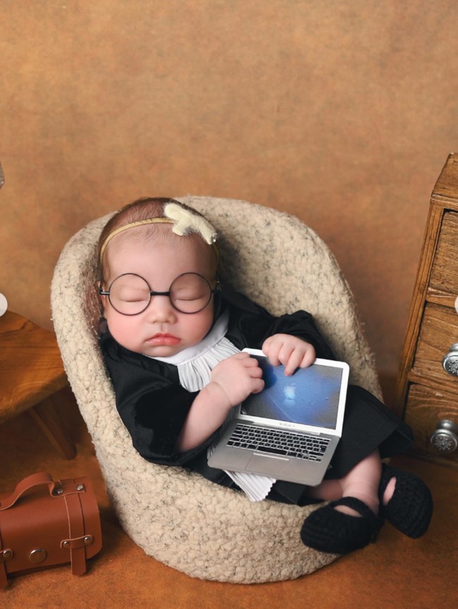 Mengikuti profesi kakeknya, Otto Hasibuan, baby Kyarra tampil mengenakan kostum pengacara. Sambil mengenakan kacamata dan memegang dummy mini laptop, baby Kyarra terlihat begitu imut. Foto: Instagram/@jscmila