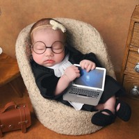 Mengikuti profesi kakeknya, Otto Hasibuan, baby Kyarra tampil mengenakan kostum pengacara. Sambil mengenakan kacamata dan memegang dummy mini laptop, baby Kyarra terlihat begitu imut. Foto: Instagram/@jscmila