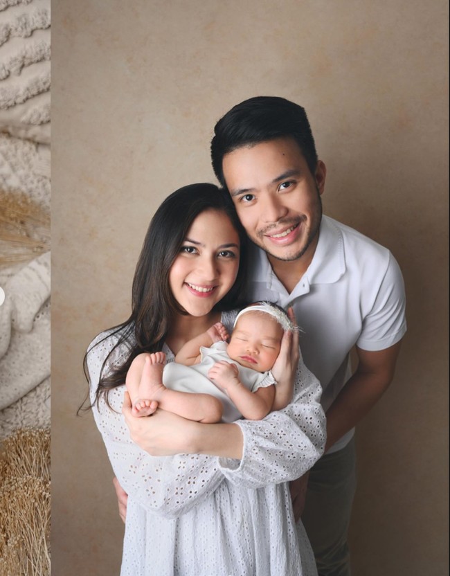 Potret baby Kyarra bersama kedua orangtuanya, Jessica Mila dan Yakup Hasibuan. Baby Kyarra tampak tertidur pulas di gendongan sang bunda. Foto: Instagram/@jscmila