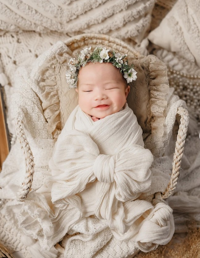 Artis cantik Jessica Mila baru saja membagikan hasil pemotretan putri kecilnya, baby Kyarra. Tampil dalam berbagai kostum, putri Jessica dan Yakup Hasibuan itu tampak begitu menggemaskan. Foto: Instagram/@jscmila