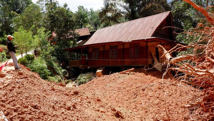 Bencana tanah longsor di Toraja utara Warga melintas di area terdampak tanah longsor di Kelurahan Tallang Sura, Buntao, Kabupaten Toraja Utara, Sulawesi Selatan, Minggu (28/4/2024). Tanah longsor yang terjadi pada jumat (26/4) tersebut mengakibatkan sedikitnya sembilan pengendara yang melintas tertimbun material longsor, tiga diantaranya meninggal dunia dan enam orang sementara dalam perawatam di rumah sakit. ANTARA FOTO/Sakti Karuru/rwa.