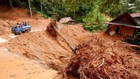 Tanah longsor yang terjadi pada jumat (26/4) tersebut mengakibatkan sedikitnya sembilan pengendara yang melintas tertimbun material longsor, tiga diantaranya meninggal dunia dan enam orang sementara dalam perawatam di rumah sakit.