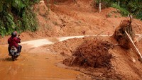Warga melintas di area terdampak tanah longsor di Kelurahan Tallang Sura, Buntao, Kabupaten Toraja Utara, Sulawesi Selatan, Minggu (28/4/2024).