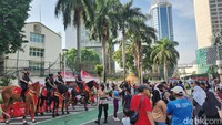 Kehadiran kuda tinggi besar menyedot perhatian masyarakat yang sedang menikmati suasana pagi HBKB.