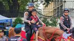 Berebut Foto dengan Polisi Berkuda di CFD