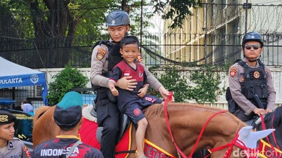 Berebut Foto dengan Polisi Berkuda di CFD