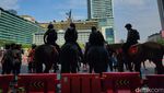 Berebut Foto dengan Polisi Berkuda di CFD
