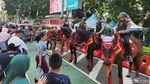 Berebut Foto dengan Polisi Berkuda di CFD