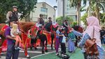 Berebut Foto dengan Polisi Berkuda di CFD
