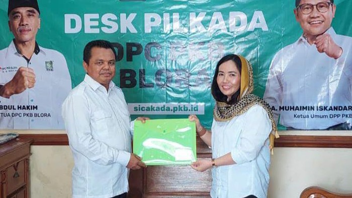 Bos properti dan politisi Golkar Sri Enik daftar bakal cawabup Blora ke PKB, Sabtu (27/4/2024).