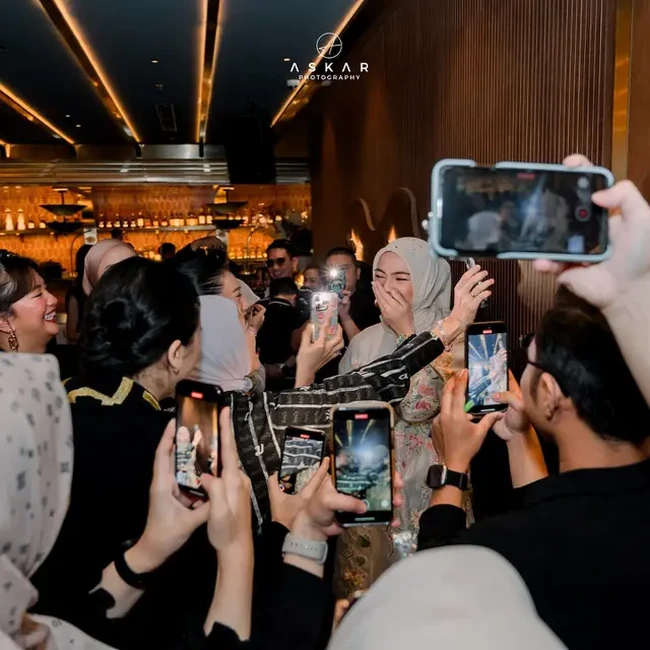 Tampaknya Rezky sudah mempersiapkan acara kejutan tersebut dengan matang. Terlihat sejumlah sahabat dan keluarga Citra sudah hadir memenuhi lokasi acara. Foto: Instagram/@citraciki