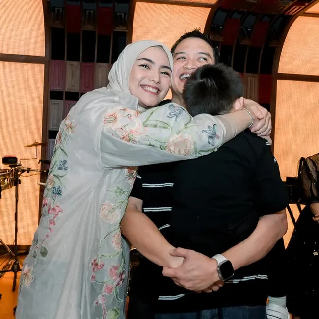 Sebagai keluarga, Citra pun memamerkan kemesraannya bersama Rezky Adhitya dan sang anak, Keene Atharrazka. Terlihat Citra memeluk suami dan anak semata wayangnya. Foto: Instagram/@citraciki