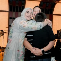 Sebagai keluarga, Citra pun memamerkan kemesraannya bersama Rezky Adhitya dan sang anak, Keene Atharrazka. Terlihat Citra memeluk suami dan anak semata wayangnya. Foto: Instagram/@citraciki