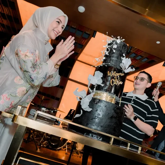Kue ulang tahun Citra sendiri tampak simpel namun tetap terlihat mewah dengan terdiri dari 3 susun. Berwarna hitam dengan beberapa ornamen bunga putih, bagian tengah kue tersebut terdapat tulisan Welcome 30 Citra. Foto: Instagram/@citraciki