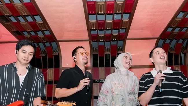 Citra dan Rezky pun tampak begitu menikmatii acara tersebut. Keduanya juga terlihat ikut bernyanyi bersama Maliq & Dessential. Foto: Instagram/@citraciki