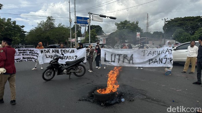 Demo mahasiswa di Jalan Perintis Kemerdekaan Makassar.