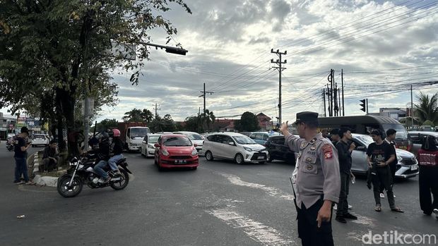 Demo mahasiswa di Jalan Perintis Kemerdekaan Makassar.
