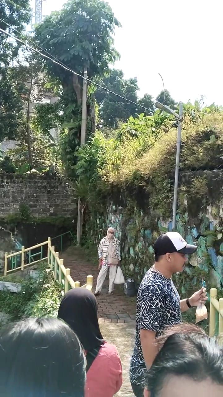 Emak-emak maksa minta sedekah di Bogor (Istimewa)