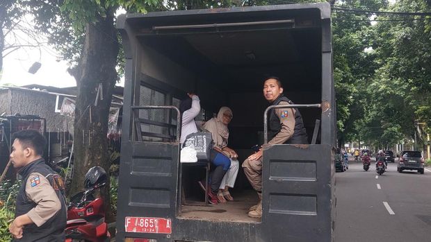 Emak-emak maksa minta sedekah diamankan oleh Satpol PP Kota Bogor (Solichin/detikcom)