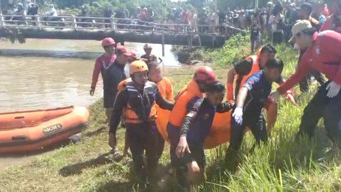 Evakuasi jenazah pemotor trail di Sidoarjo dari sungai