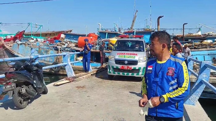 Evakuasi korban ABK yang terjatih dari kapal di pelabuhan Mayangan Probolinggo