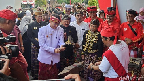 Menparekraf Sandiaga Salahuddin Uno, menempa keris saat pembukaan Festival Semarapura ke-6, Minggu ((28/4/2024) sore. (foto : Putu Krista/detikBali).
