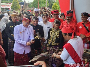 Sandiaga Uno Bikin Keris Saat Membuka Festival Semarapura ke-6