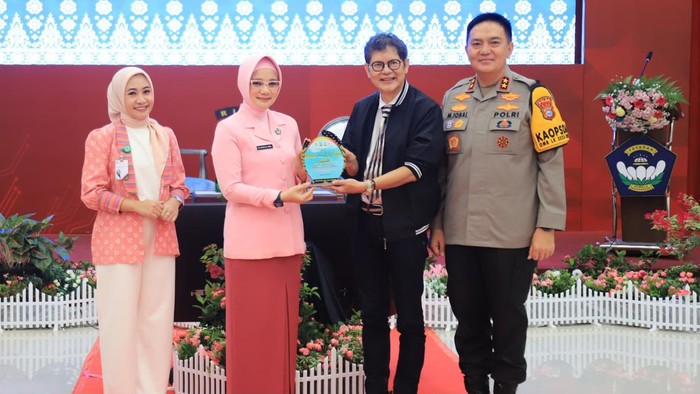 Foto: dr Boyke bersama Ketua Bhayangkari dan Kapolda Riau (Dok Humas Polda Riau).