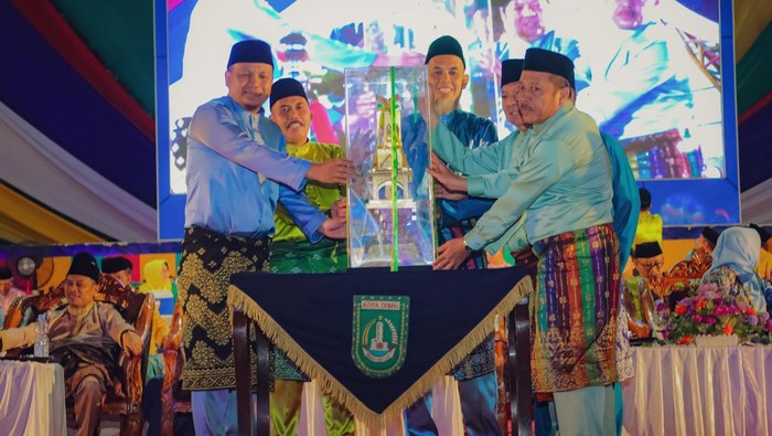 Foto: Piala juara umum MTQ Riau saat diserahkan ke perwakilan Pemko Pekanbaru (Dok Diskominfotiksan Pekanbaru)