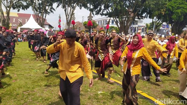 Suasana grebeg getuk yang berlangsung di Alun-Alun Kota Magelang, Minggu (28/4/2024).